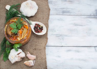 Patlıcan cam kavanoza daldırma