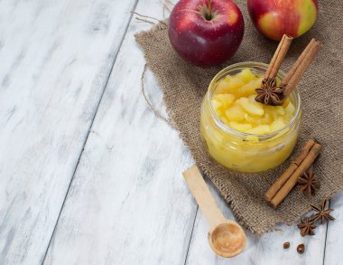 hafif ahşap zemin üzerine kavanoz reçel