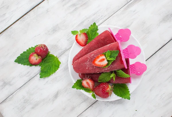 Strawberry ice lolly with mint — Stock Photo, Image