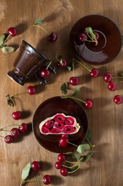 ile kağıt peçete üzerine vişne Strudel