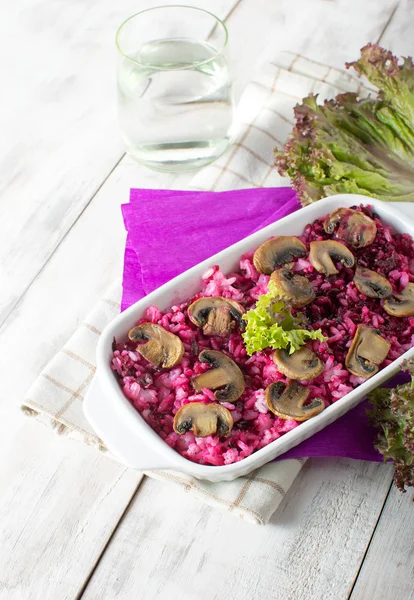 Risotto with mushrooms and beetroot — Stock Photo, Image