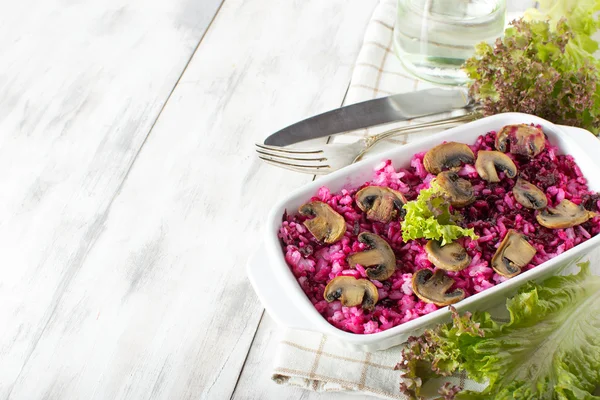 Risotto with mushrooms and beetroot — Stock Photo, Image