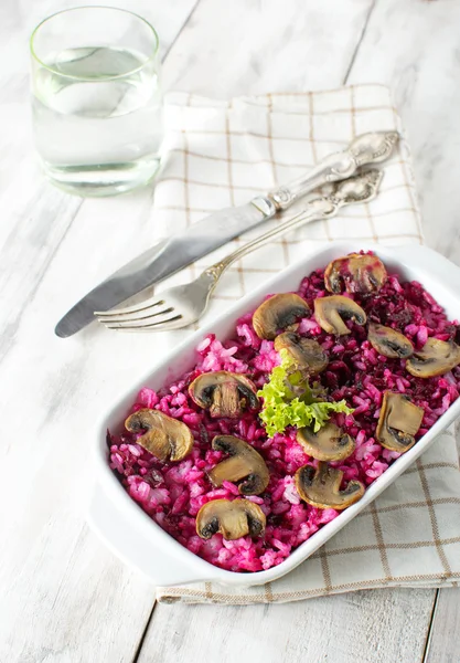 Risotto with mushrooms and beetroot — Stock Photo, Image