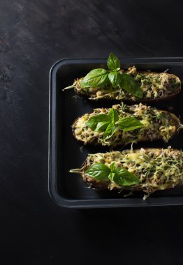 fırında patlıcan fesleğen ve peynir ile