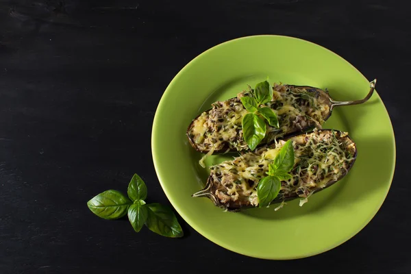 Berenjena al horno con albahaca y queso — Foto de Stock