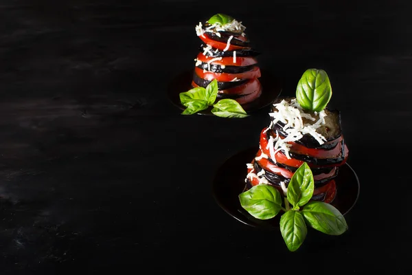 Запеченные баклажаны с помидорами — стоковое фото