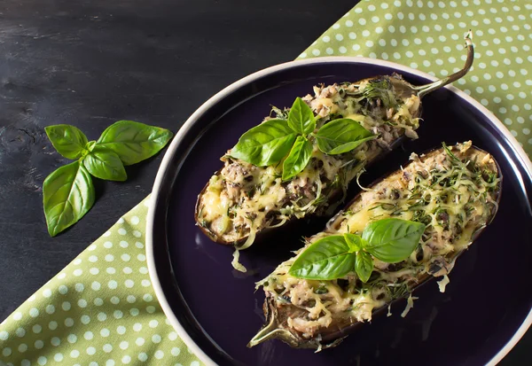 Fırında patlıcan fesleğen ve peynir ile — Stok fotoğraf