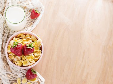 Mısır gevreği çilek ile