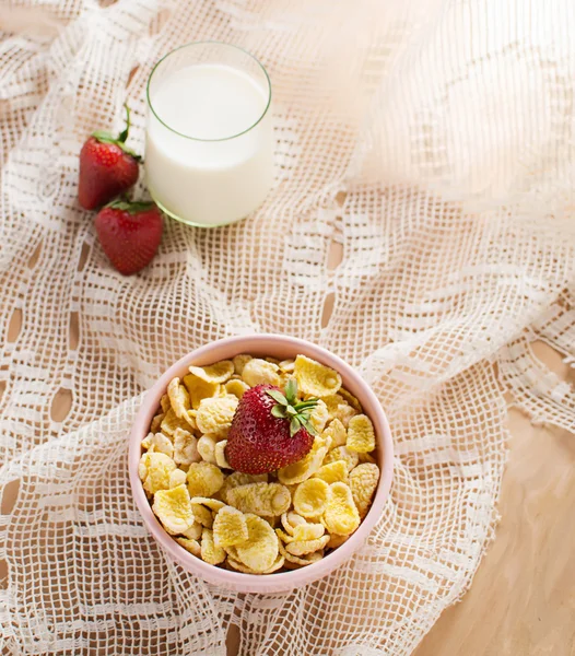 Corn flakes with strawberry