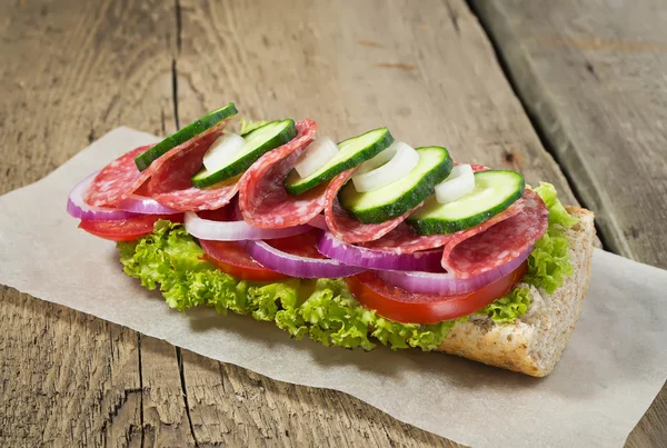 サラミ、トマトとレタスのサンドイッチ — ストック写真