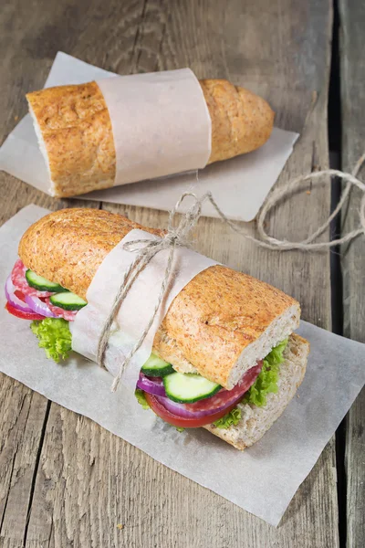 サラミ、トマトとレタスのサンドイッチ — ストック写真