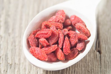 Goji meyveleri ahşap arka plan
