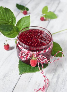 ahşap masa üzerinde bir kavanoza Ahududu reçeli