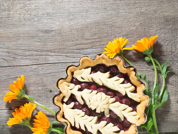 Cherry pie on the wooden table — Stock Photo, Image