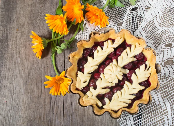 Tarte aux cerises sur la table en bois — Photo