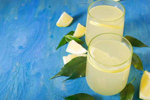 Лимонад с лимонами — стоковое фото