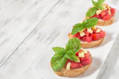 Domates, peynir ve fesleğenli bruschetta.