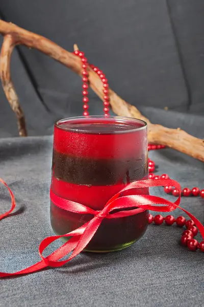 Десерт с красным и кофейным желе — стоковое фото