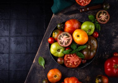 Farklı renkte domatesler.