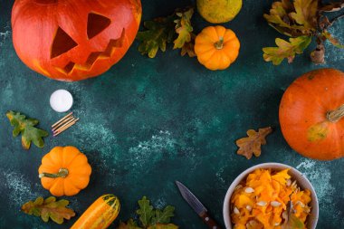 Cadılar Bayramı balkabağı feneri yapma süreci
