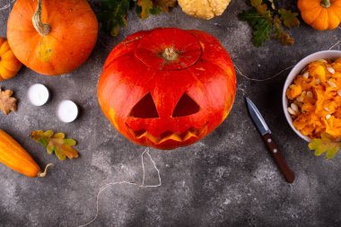 Cadılar Bayramı balkabağı feneri yapma süreci
