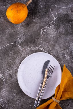 Gri beton arkaplanda tablo ayarı