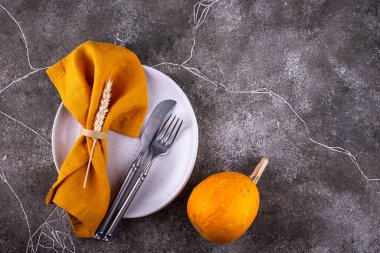 Gri beton arkaplanda tablo ayarı