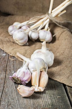 ahşap arka plan ham taze sarımsak 