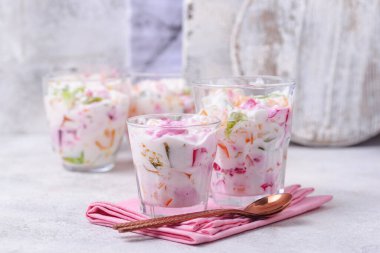 Meyve reçelli çok renkli tatlı.