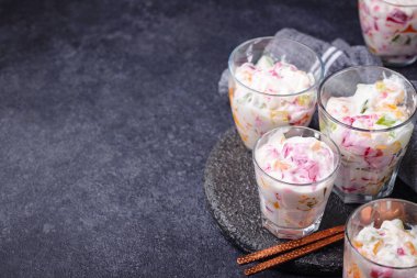 Meyve reçelli çok renkli tatlı.