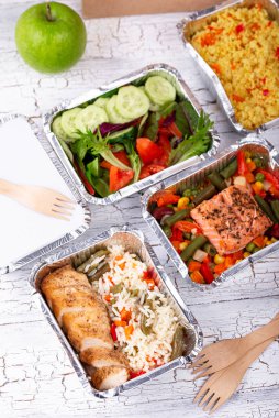 Yemek teslimatı konsepti. Konteynırda yemek