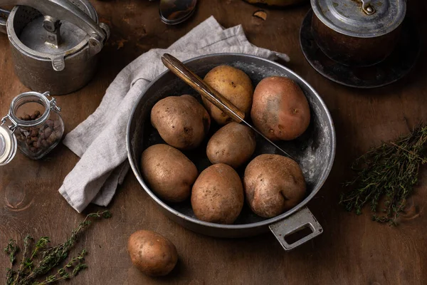Surowe niegotowane ziemniaki w starym garnku vintage — Zdjęcie stockowe
