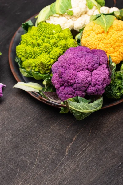 Фиолетовый, желтый, белый и зеленый цвета цветной капусты — стоковое фото