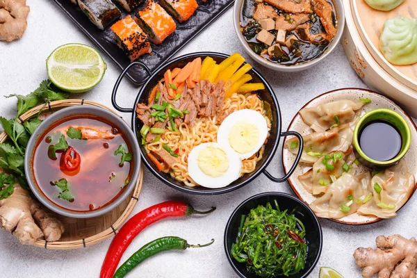 Asijské jídlo. Čínská, japonská a thajská kuchyně — Stock fotografie