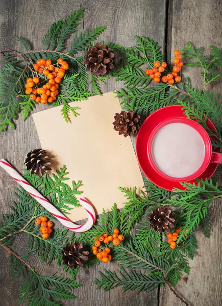 Cartão de Natal com xícara de cacau, abeto, pinhas e rowan — Fotografia de Stock