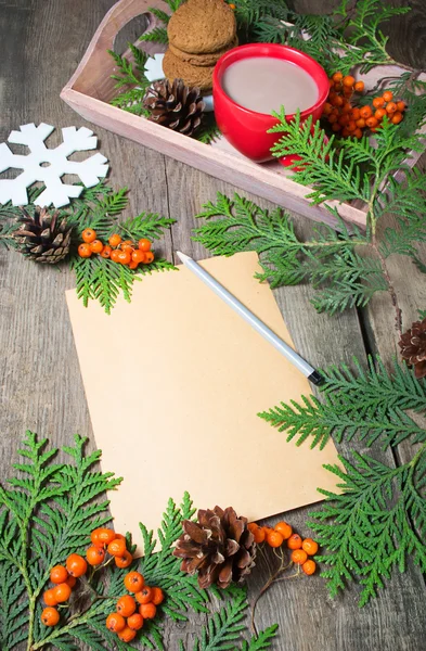 Cartão de Natal com xícara de cacau, abeto, pinhas e rowan — Fotografia de Stock