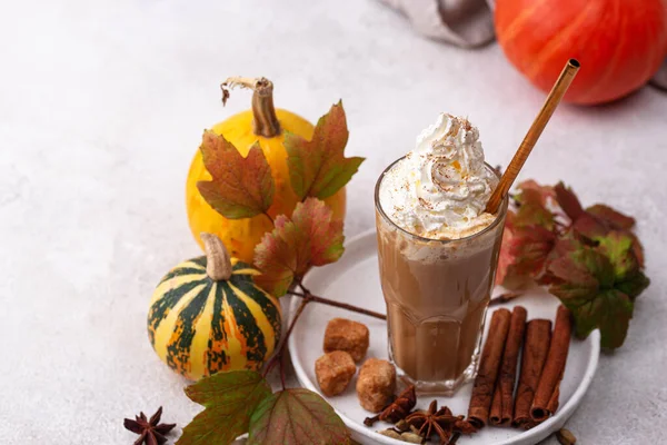 Calabaza con leche, bebida caliente de otoño — Foto de Stock