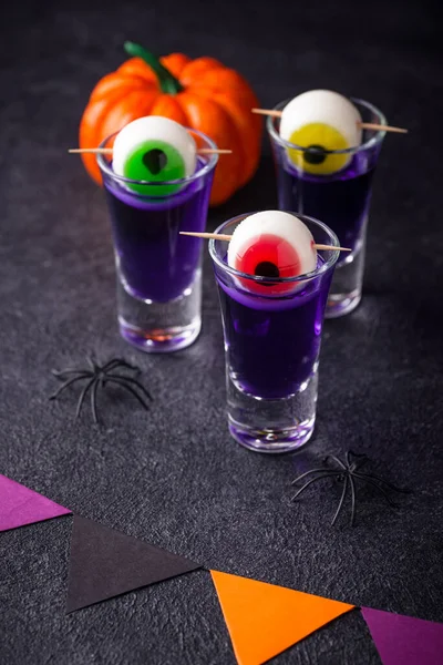 Cocktail violet Halloween avec les yeux. — Photo