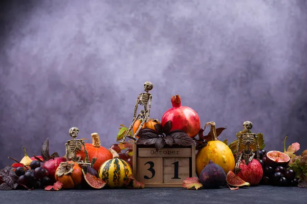 Composition d'Halloween avec des fruits d'automne — Photo