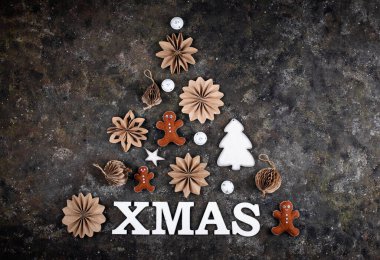 Çevre dostu dekorasyondan yapılmış Noel ağacı