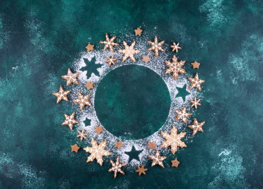 Noel kurabiyeleri kar tanesi şeklinde.