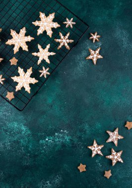 Noel kurabiyeleri kar tanesi şeklinde.