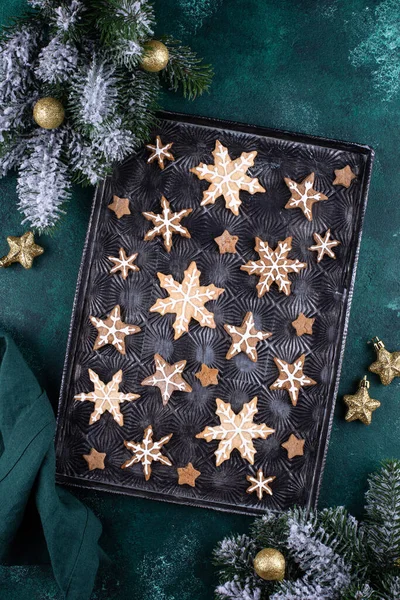 Χριστουγεννιάτικα μπισκότα μελόψωμο σε σχήμα νιφάδας χιονιού — Φωτογραφία Αρχείου