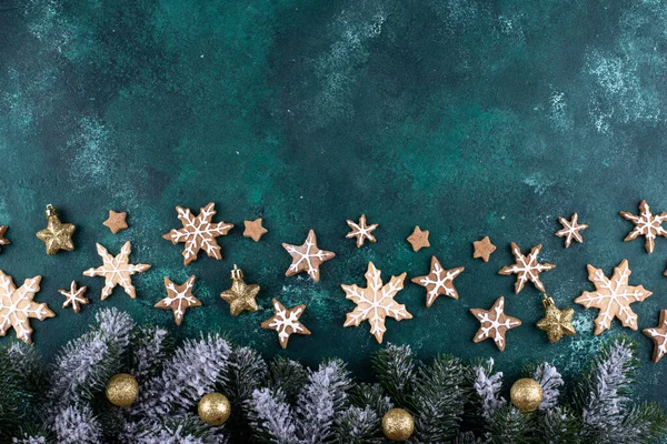 Χριστουγεννιάτικα μπισκότα μελόψωμο σε σχήμα νιφάδας χιονιού — Φωτογραφία Αρχείου