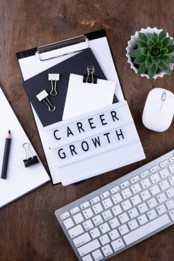 Ofis masasında kariyer gelişimi kavramı