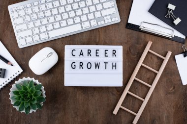 Ofis masasında kariyer gelişimi kavramı