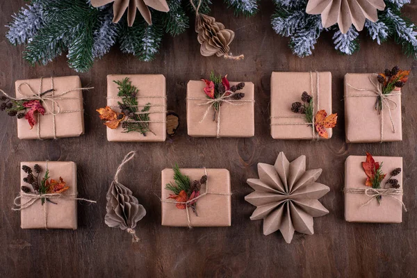 Weihnachtsgeschenkboxen aus Bastelpapier — Stockfoto