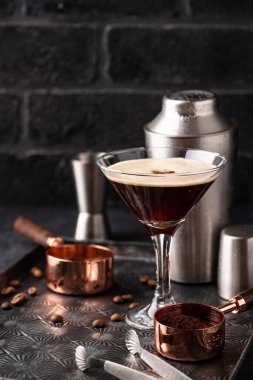 Kahve çekirdekli Espresso Martini kokteyli.