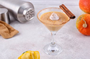 Kremalı balkabağı martini kokteyli veya likör