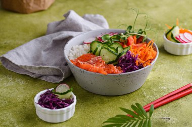 Somon, pirinç ve sebzeli Hawaii poke kasesi.